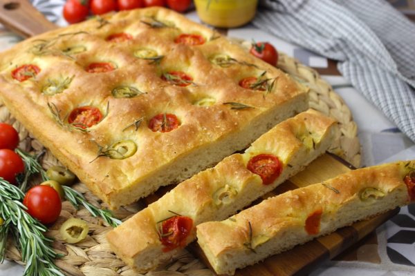 Focaccia-con-tomate-y-aceitunas